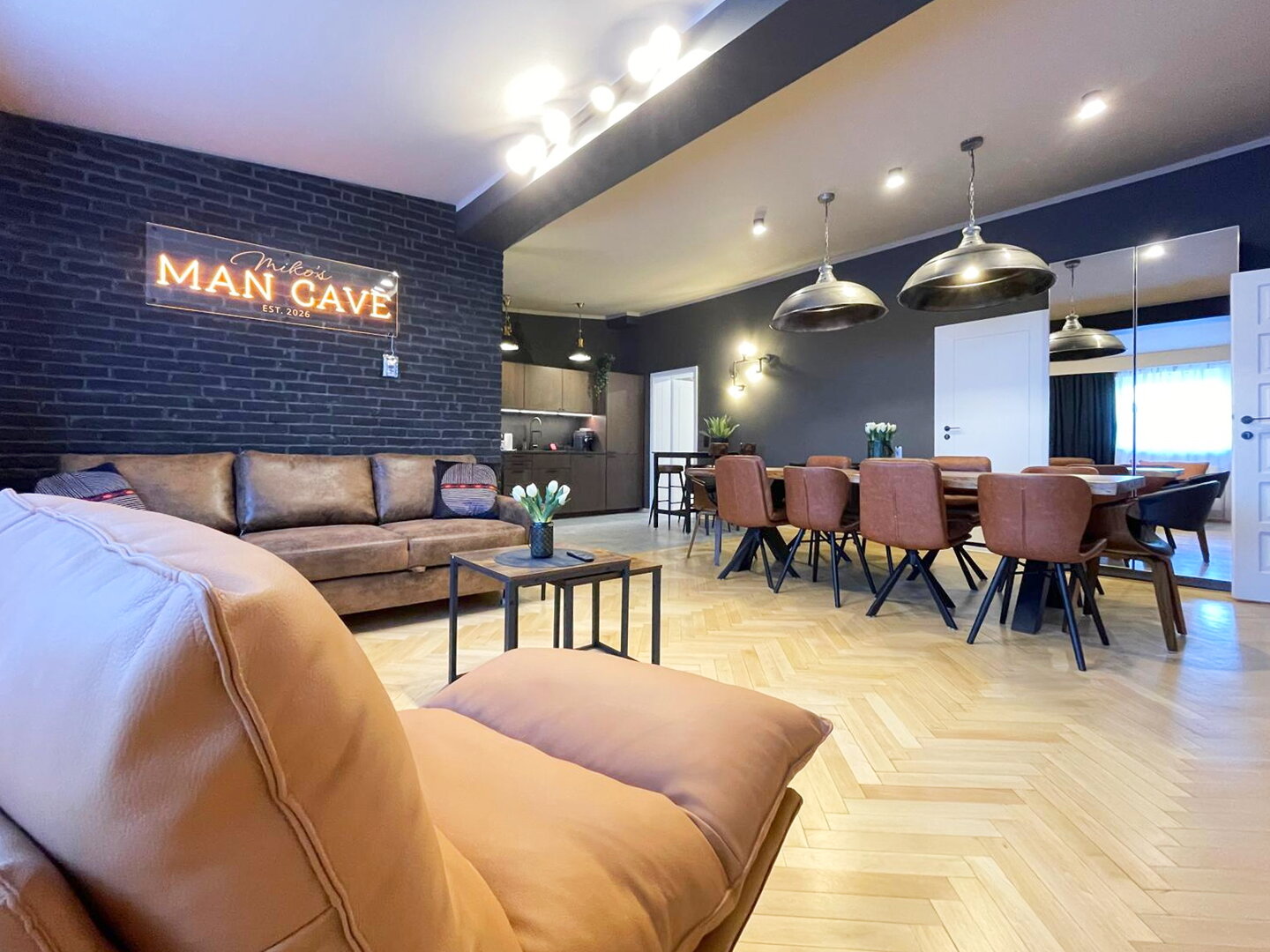 Gentelman Space-5 rooms, TV, AC & bathroom in each Gentelman Space-5 rooms, TV, AC & bathroom in each